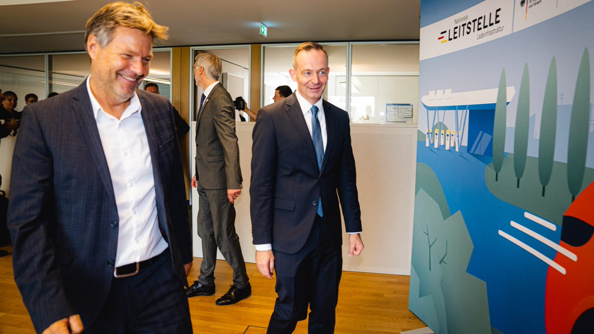 BMV's tweet photo. Damit der Ausbau von #Ladesäulen &amp; Stromnetz endlich zusammen gedacht wird, haben wir heute eine gemeinsame Steuerungsgruppe aufgestellt, die alle Akteure an einen Tisch holt. So können wir Hürden abbauen &amp; schneller nutzerfreundliche #Ladeinfrastruktur aufbauen, so @Wissing. https://t.co/XSpZq7eBXJ