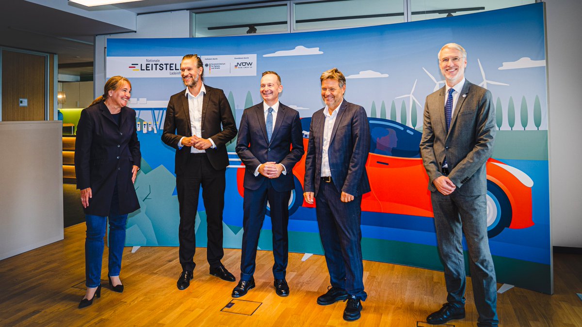 BMV's tweet photo. Damit der Ausbau von #Ladesäulen &amp; Stromnetz endlich zusammen gedacht wird, haben wir heute eine gemeinsame Steuerungsgruppe aufgestellt, die alle Akteure an einen Tisch holt. So können wir Hürden abbauen &amp; schneller nutzerfreundliche #Ladeinfrastruktur aufbauen, so @Wissing. https://t.co/XSpZq7eBXJ