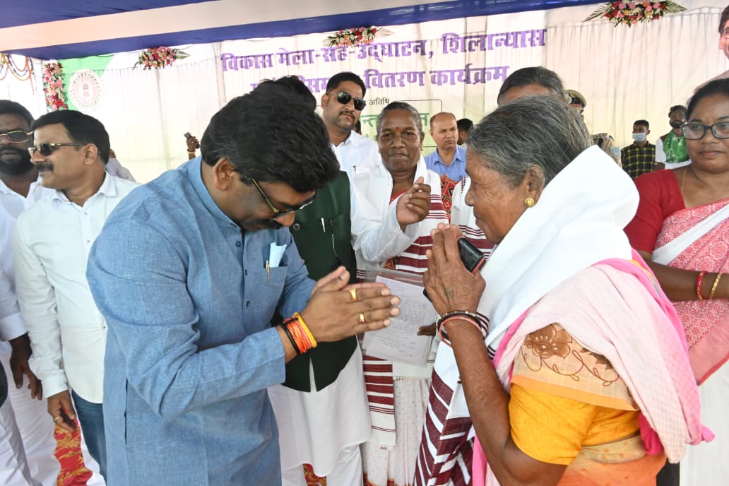 HemantSorenJMM's tweet photo. लेकिन चिंता की कोई बात नहीं है। जो संघर्ष और राज्य के प्रति समर्पण का भाव आदरणीय गुरुजी में है, वही समर्पण भाव के साथ हम आप लोगों के बीच में हैं। 
हमारी ताकत आप ही हैं। और आपकी इसी ताकत से हम विरोधियों से लंबी लड़ाई बड़ी मजबूती से लड़ते हैं। https://t.co/xk3G4LBeLA