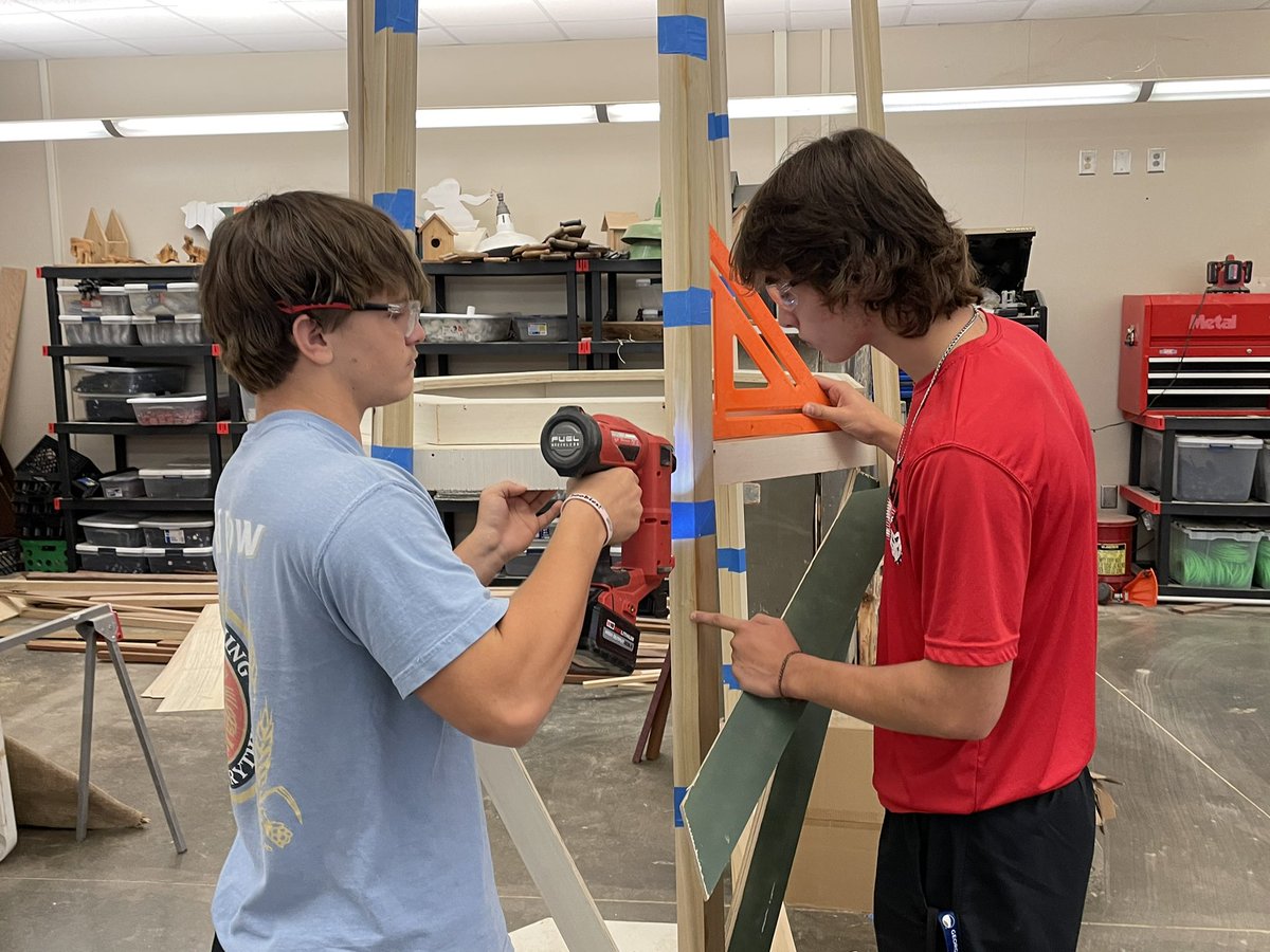 BlufordAlysia's tweet photo. Ag Students working on Lighthouse for Student Lighthouse Team! It’s Hurricane Season!💚🧡 @LeaderInMeShs @CTAEBibb @DRWASH1908 @BibbSchools @WendyPooler @RHSCanes @VidalityGreat06 #Built4Bibb https://t.co/nXsw3uCXmI