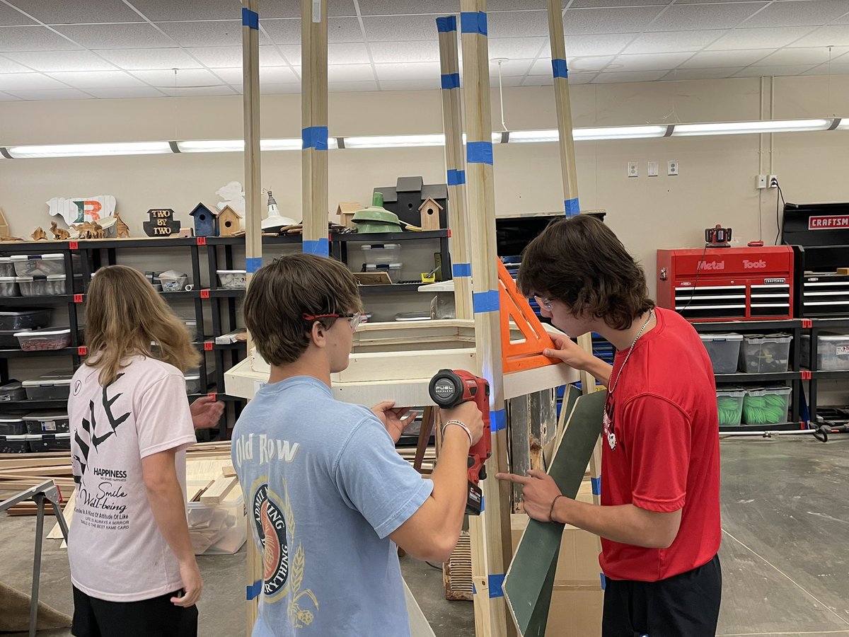 BlufordAlysia's tweet photo. Ag Students working on Lighthouse for Student Lighthouse Team! It’s Hurricane Season!💚🧡 @LeaderInMeShs @CTAEBibb @DRWASH1908 @BibbSchools @WendyPooler @RHSCanes @VidalityGreat06 #Built4Bibb https://t.co/nXsw3uCXmI