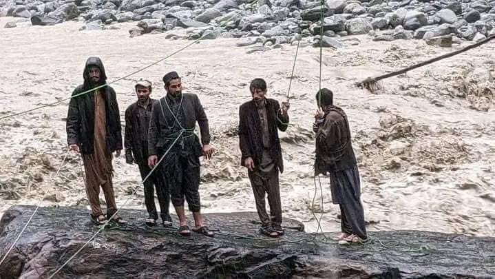 ad_swat's tweet photo. خیبر پختونخواه حکومت کا یہ وہ سرکاری ہیلی کاپٹر ہے جو  عمران نیازی کو تو سارے پختونخوا گھوما سکتا ہے ، لیکن ان پانچ بھاٸیوں کو بچانے نہیں آسکتا تھا ، جو گھنٹوں امداد کے منتظر رہے ، لیکن کوٸی سرکاری امداد نہیں ملی اور پانچوں بھائی لہروں کی نظر ہوگٸے ...😢
#Swat ...💔 https://t.co/EiqJ4zKWGo