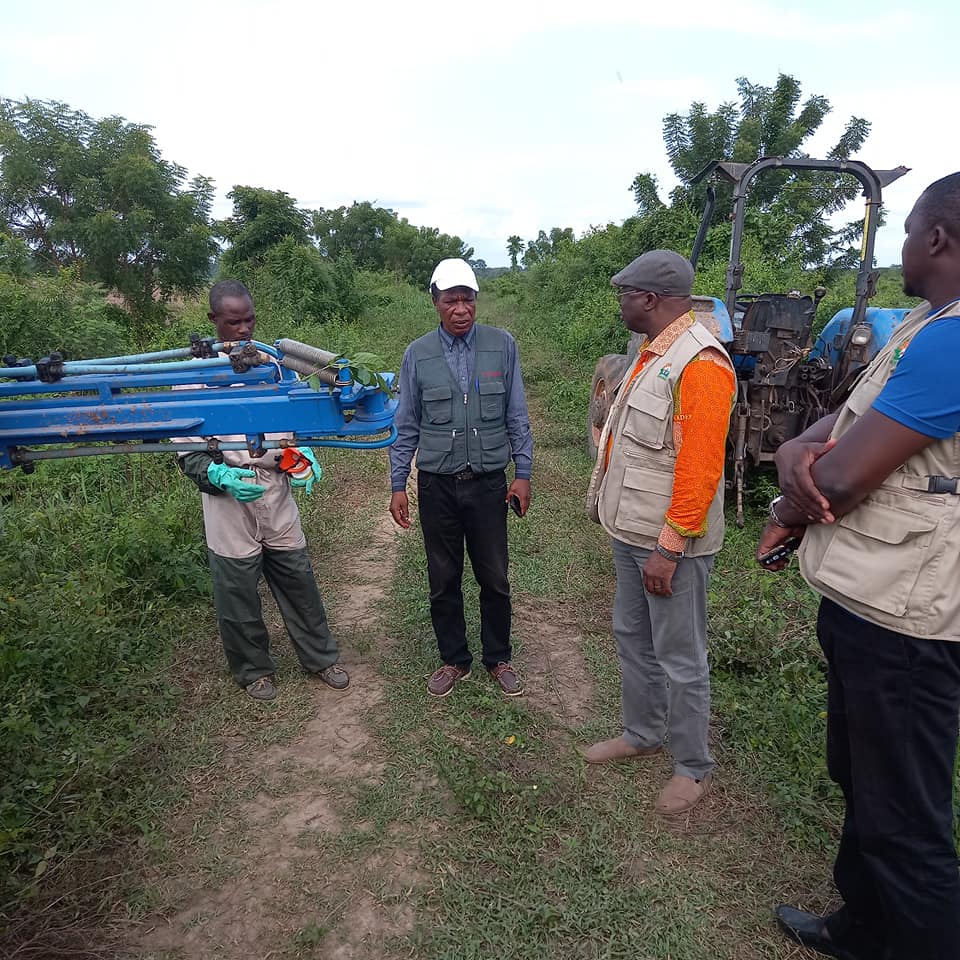 ANADER_CI's tweet photo. Le Directeur Général de l'#ANADER souhaitant s'enquérir personnellement de l'avancement sur le terrain du Programme d'Urgence du Secteur Agricole #PURGA2 a donc effectué cet après midi une visite improvisée sur des parcelles de ⤵️⤵️
#CIV225
@Gouvci
#Securitealimentaire https://t.co/fuhOS7qww2