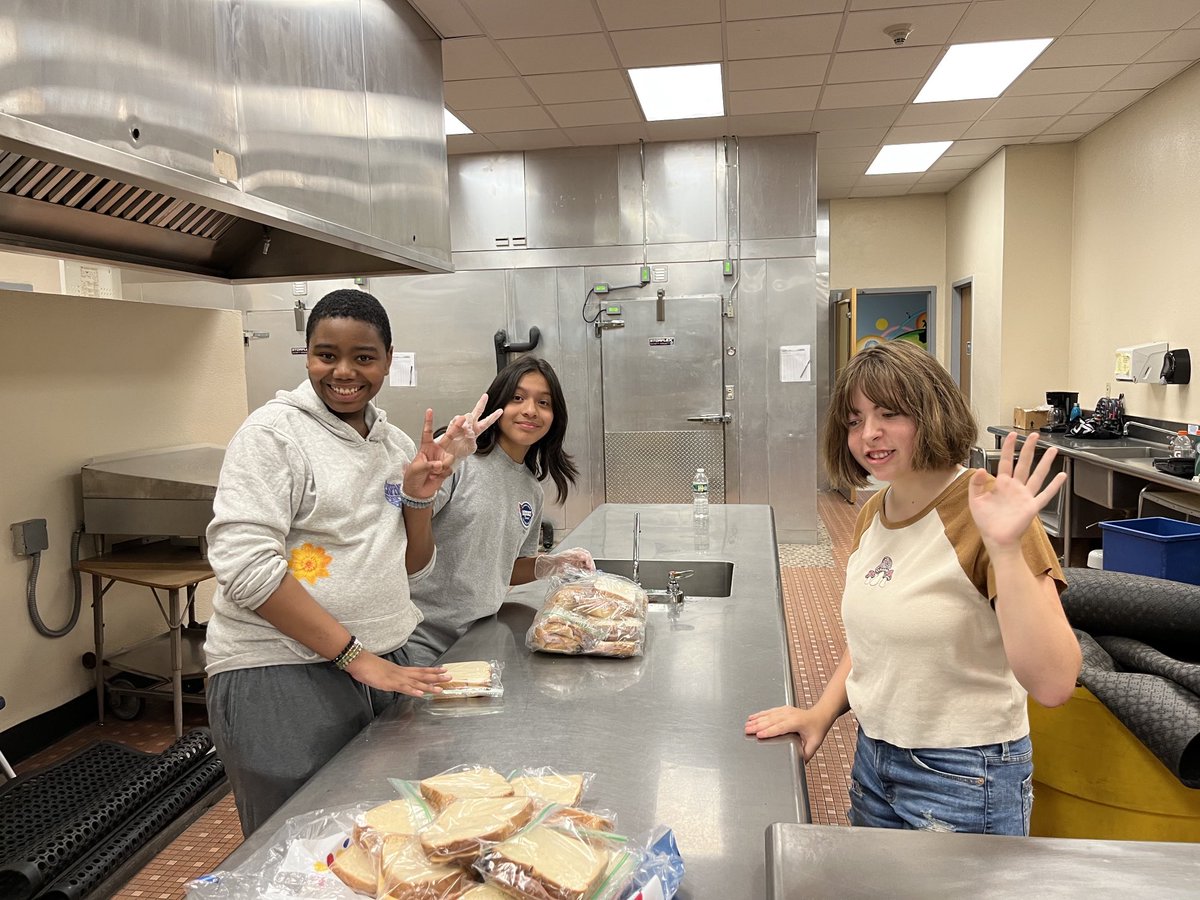 ⁦<a href="/OregonMS/">OregonMS</a>⁩ ⁦@PatMedSchools⁩ Summer Academy students made meals for the St. Francis Mission.  So proud of our students.
