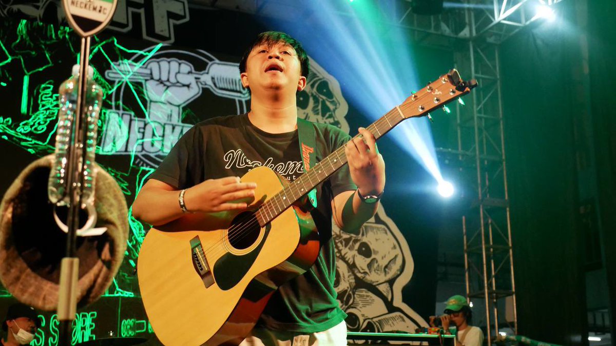 CampusBoys1976's tweet photo. The Show | Meriah!! PSS ben, tak uruse karo.. @neckemicBUOS 🍻🔥
#KickOff3 #RockDaRing https://t.co/rWiwQZFnqb