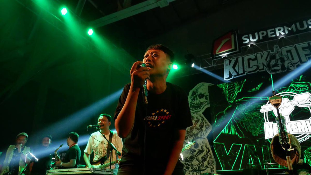 CampusBoys1976's tweet photo. The Show | Meriah!! PSS ben, tak uruse karo.. @neckemicBUOS 🍻🔥
#KickOff3 #RockDaRing https://t.co/rWiwQZFnqb