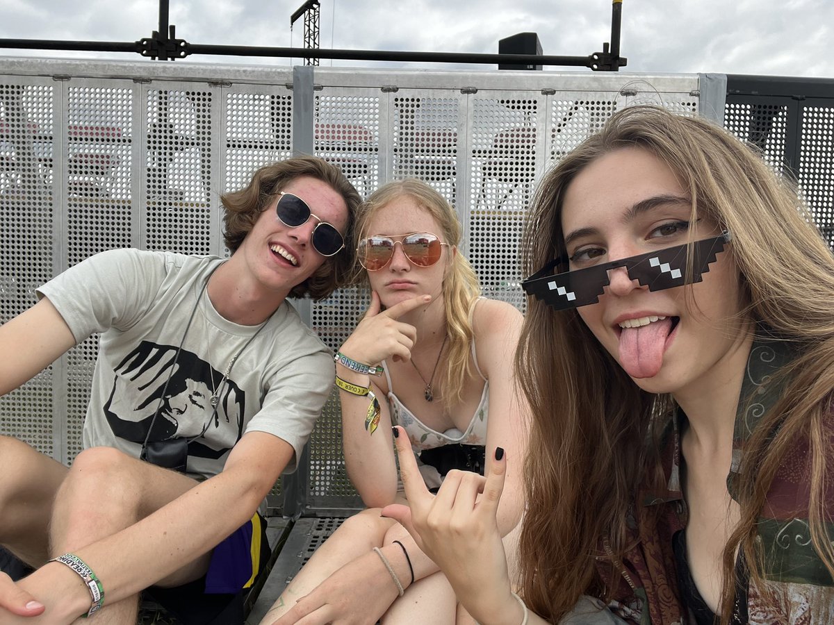 66_lilu's tweet photo. #NoMusicOnADeadPlanet #ReadingFestival2022 #Wallows were amazing <3 @wallowsmusic https://t.co/SJVzbaGmey