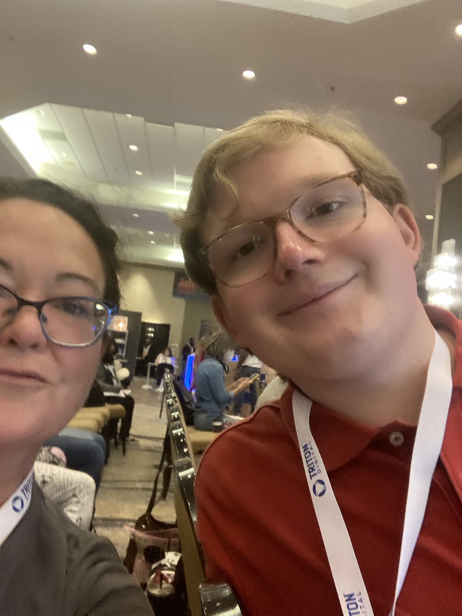 MomSwipes's tweet photo. Here with new podcaster John! #PodcastMovement #thesimplifiers https://t.co/vBEjBss8Vl