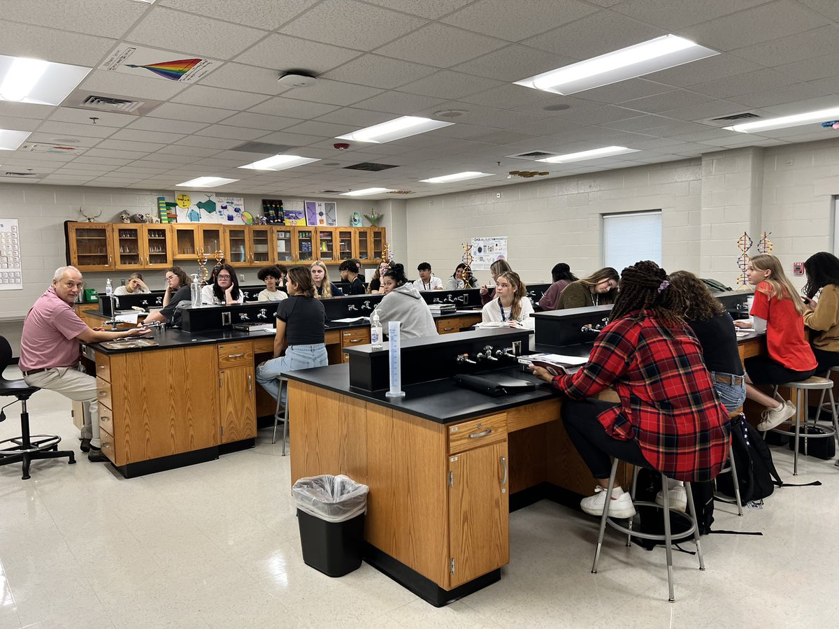 IvesterEarlyCollegeHallCo tweet media