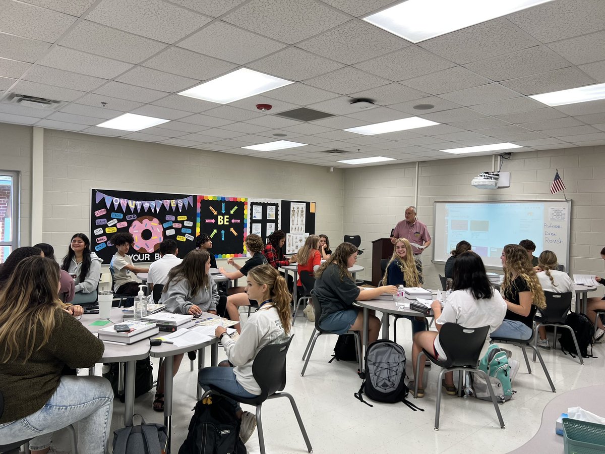 IvesterEarlyCollegeHallCo tweet media