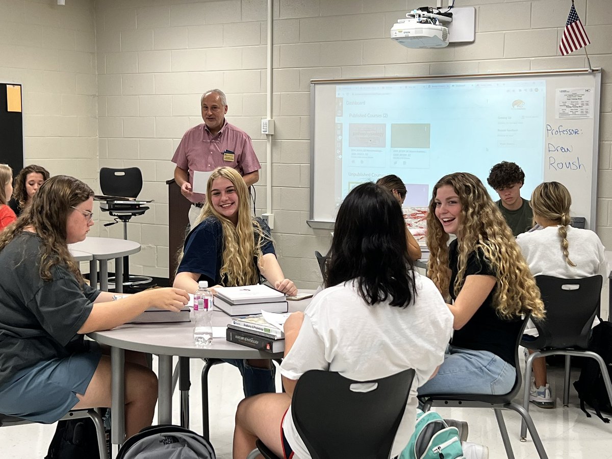 IvesterEarlyCollegeHallCo tweet media