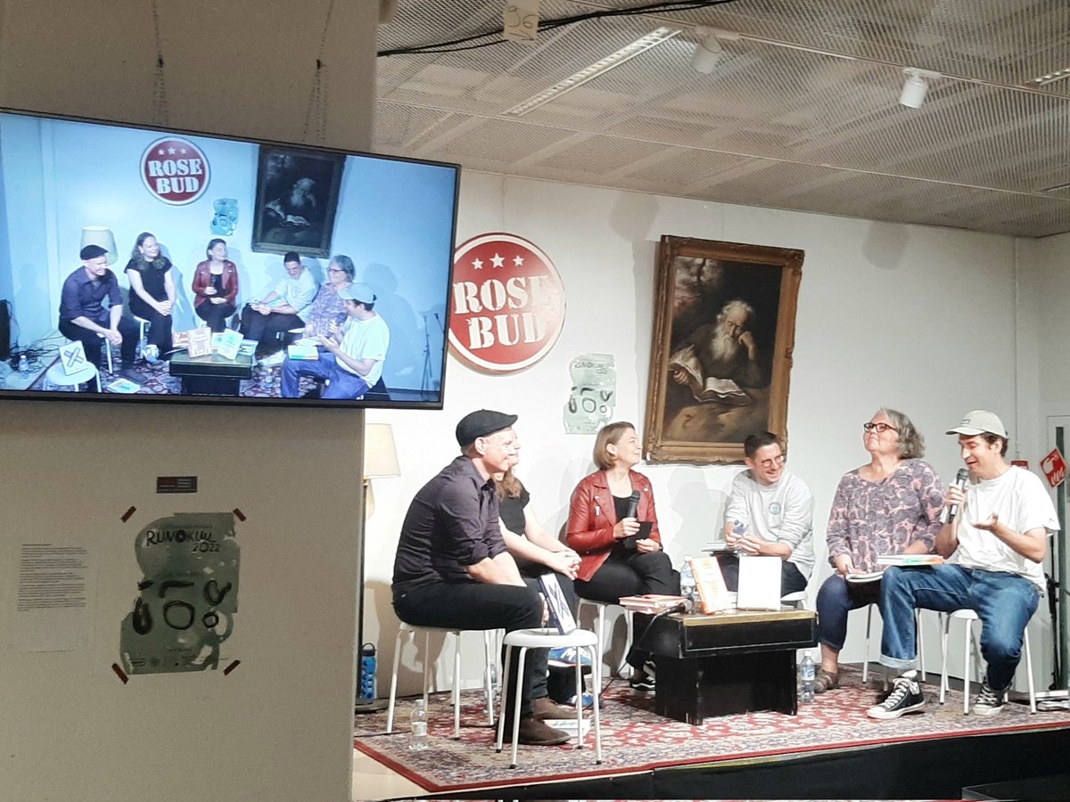 Tietokirjailija's tweet photo. "Mihin Virginia Woolf olisikaan kirjailijana pystynyt, jos hänellä olisi ollut käytössään vastamelukuulokkeet?" Näin pohtii Kasper Strömman Suvi Ratisen Omat huoneet -tietokirjan pohjalta Runokuun Tietokirjaraadissa. #faktahommissa #runokuu https://t.co/CRZ2uRRbVe