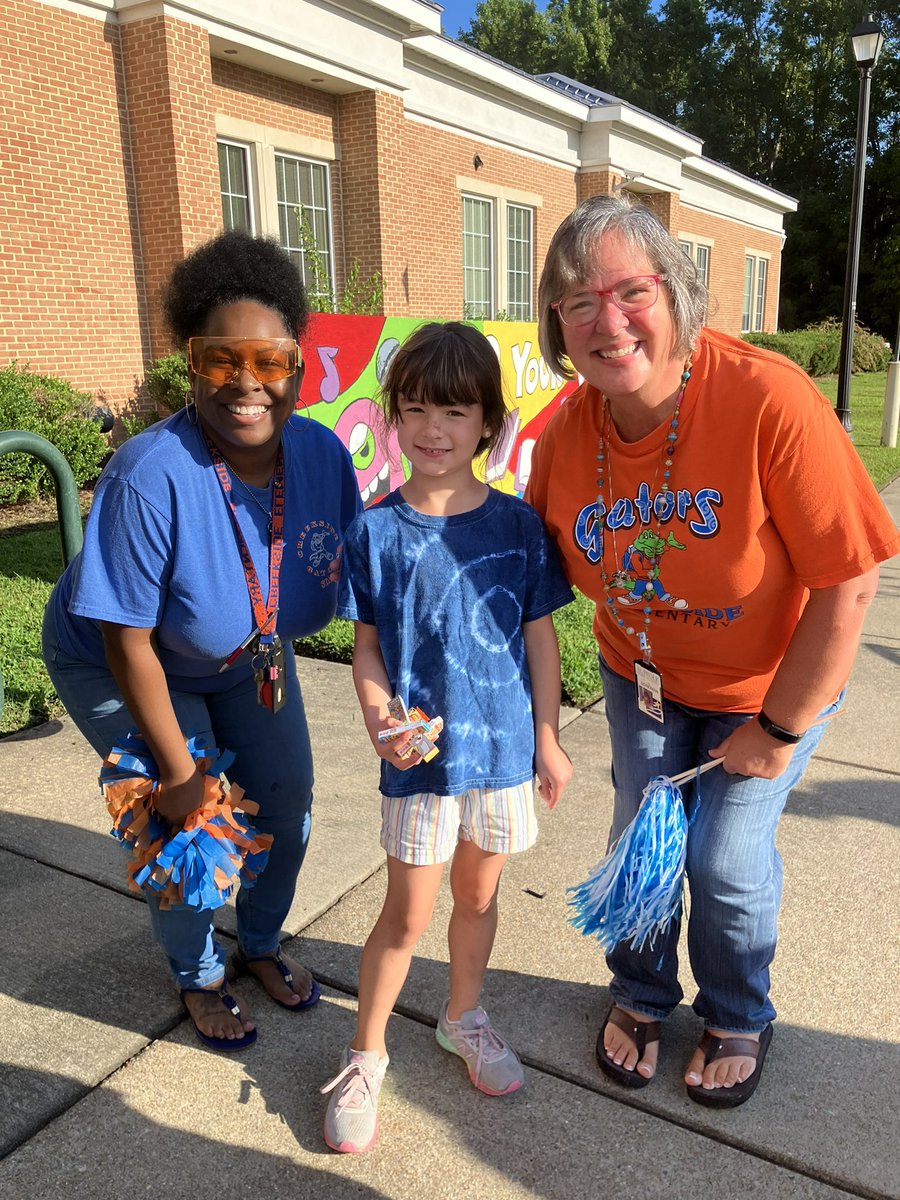 CESg8trs's tweet photo. CES Community Bus Tour! We greeted some students and toured our neighborhoods. So nice to connect with our community! #BuildingtheBestSPS #GrowingGreatGators https://t.co/nbdeEOiebo