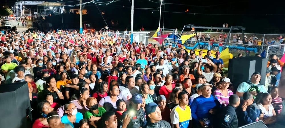 SucreGobierno's tweet photo. "Vamos a llevar el Plan Mi Barrio se Ilumina a más de 3.500 comunidades del estado Sucre", informó el mandatario regional @GPintoVzla 

@NicolasMaduro
#PuebloConscienteSiempre https://t.co/sakKA92xlb