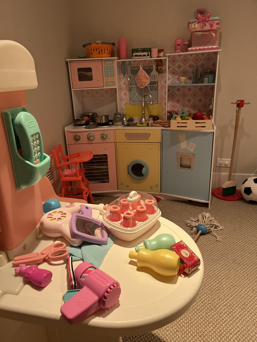 C4RL4DF's tweet image. it’s 10am and ive already had 2 lemon smoothies and gotten my hair done.