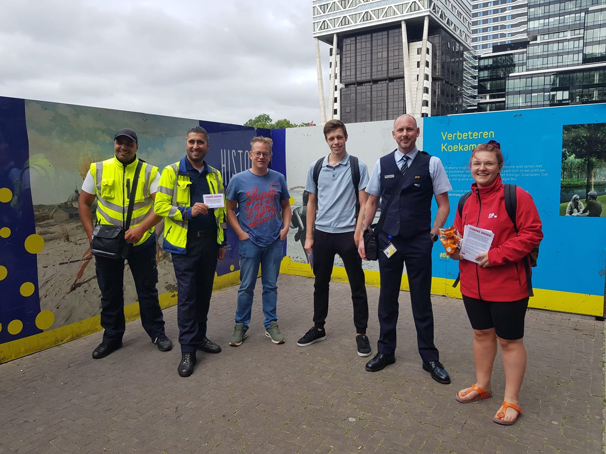 De SP Den Haag is solidair met het stakend personeel van de NS! ✊🚆 Vanmiddag stak een groep Haagse SP’ers de NS-medewerkers een hart onder de riem. We hoorden over hoge werkdruk, bezuinigingen op assistent-servicemedewerkers en te lage lonen. #solidariteit
