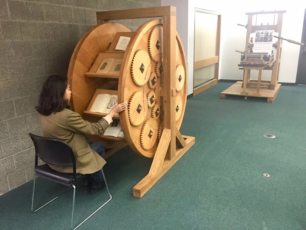openculture's tweet photo. 16th Century Bookwheels, the E-Readers of the Renaissance, Get Brought to Life by 21st Century Designers 

https://t.co/aeKEbkYrDq https://t.co/COXNGokwgK