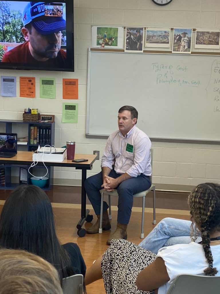 michaelburges12's tweet photo. Brought two excellent voices, @collins_neal &amp; @reprussellott into our Senior Law Center class to discuss the problems of tribalism, hyper partisanship, and polarization in our political culture today. #StraightTalk #RealDialogue https://t.co/qE4iPr3AX7