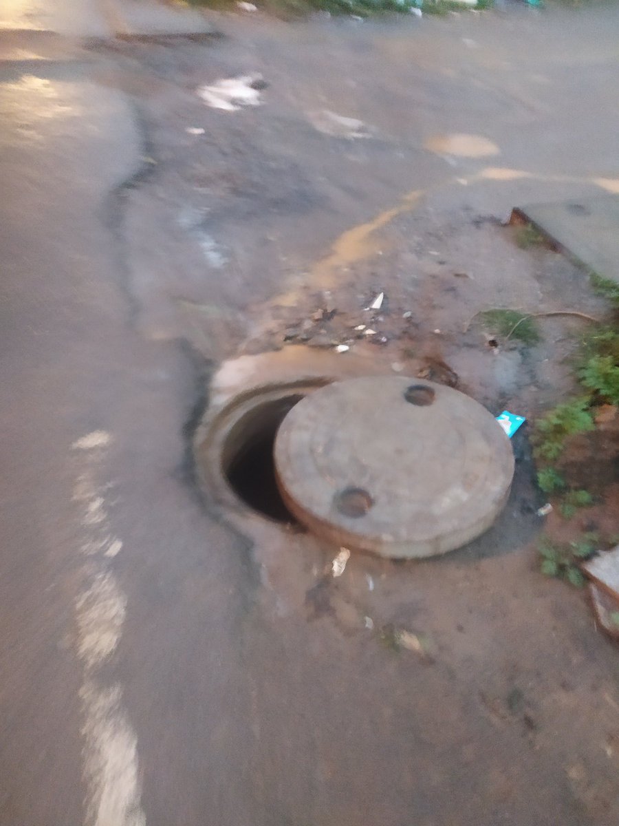 Suraj_M_G's tweet photo. @chairmanbwssb @bwssbchairman A manhole is kept opened since many days. Dangerous for pedestrians especially children. #bwssb https://t.co/ATLOiBOw7y