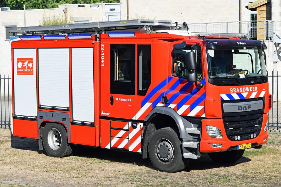 TonvanderToolen's tweet photo. Mooie #tankautospuiten van de brandweer Brabant Zuidoost met een opbouw van @ziegler_nieuws #Asten #DeRips #Gemert #DeBeerzen.. https://t.co/UywPUmxFVy