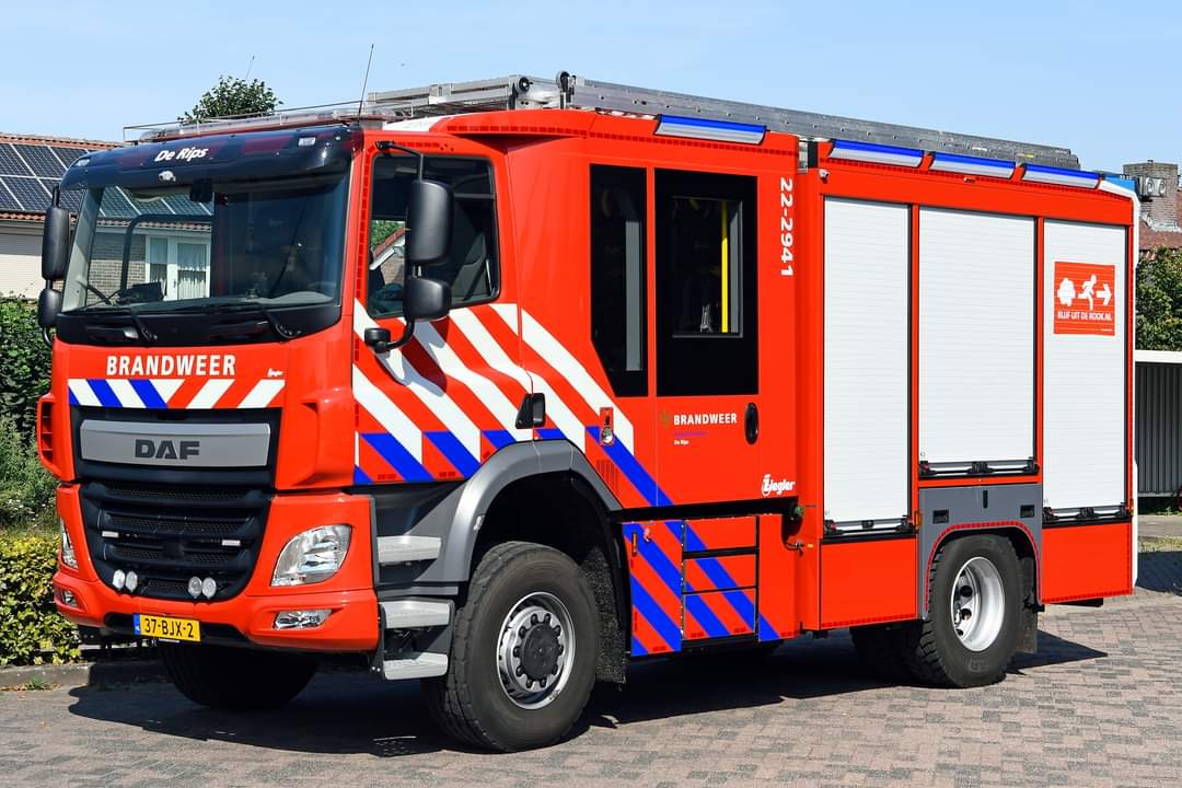 TonvanderToolen's tweet photo. Mooie #tankautospuiten van de brandweer Brabant Zuidoost met een opbouw van @ziegler_nieuws #Asten #DeRips #Gemert #DeBeerzen.. https://t.co/UywPUmxFVy