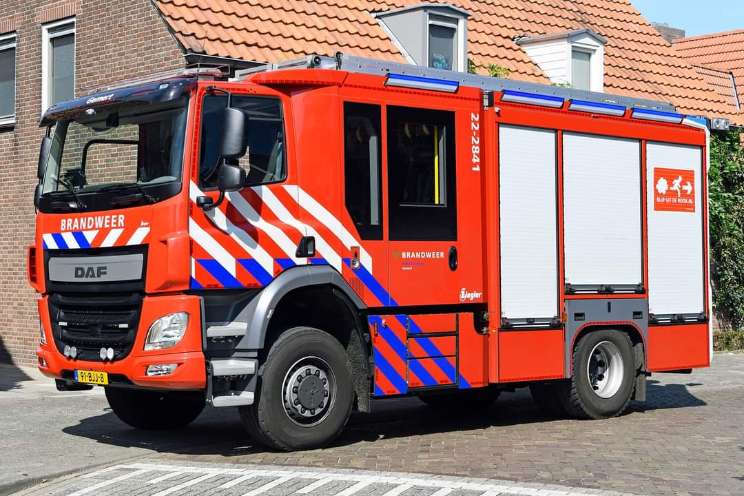 TonvanderToolen's tweet photo. Mooie #tankautospuiten van de brandweer Brabant Zuidoost met een opbouw van @ziegler_nieuws #Asten #DeRips #Gemert #DeBeerzen.. https://t.co/UywPUmxFVy