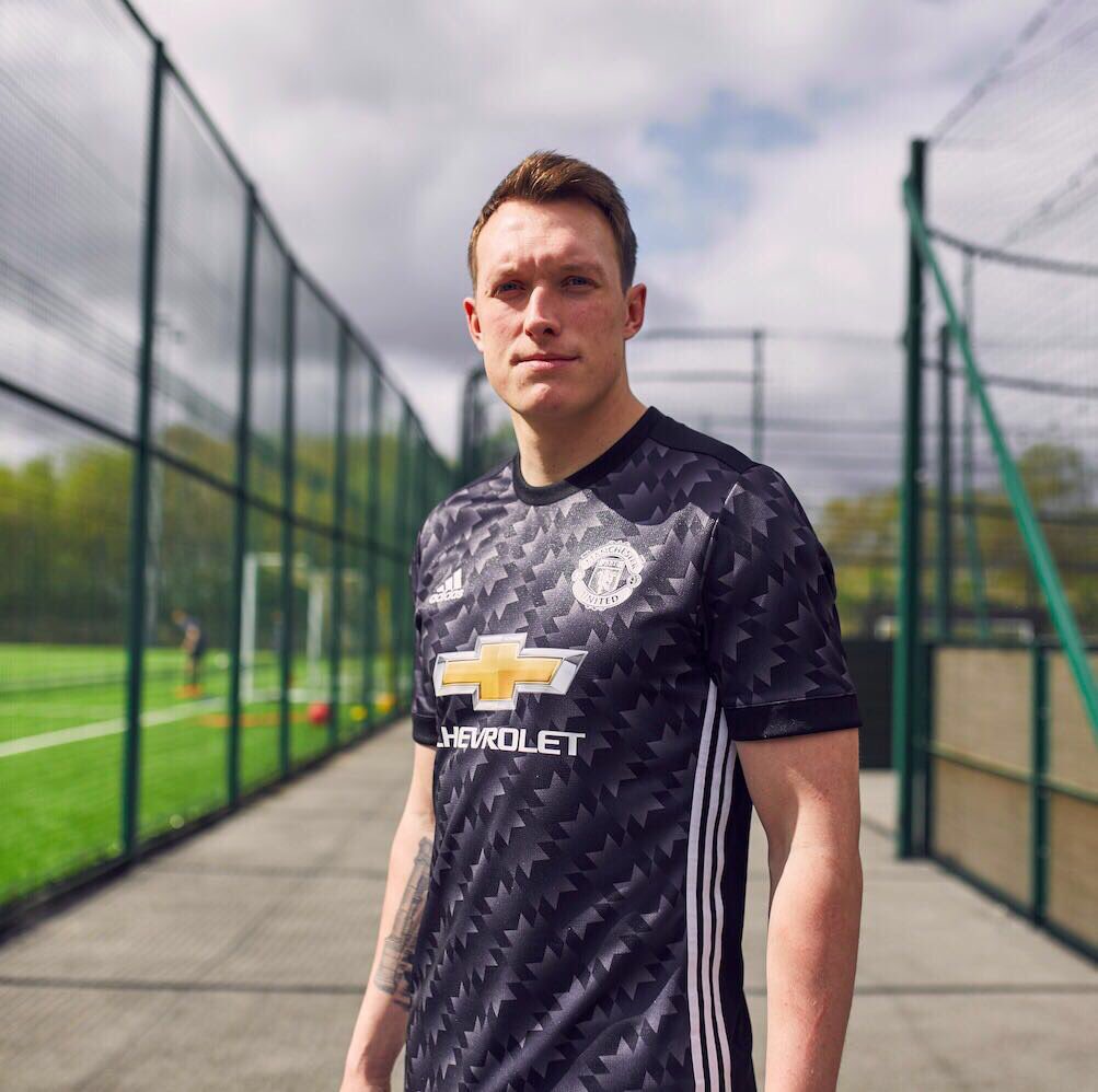 Retro_Utd's tweet photo. Phil Jones: "When my career finishes and i'm enjoying my retirement, the keyboard warriors will still be in their mum's spare room, sipping flat Pepsi, eating a pot noodle and sitting in their boxers on Twitter." https://t.co/BH15REohMD