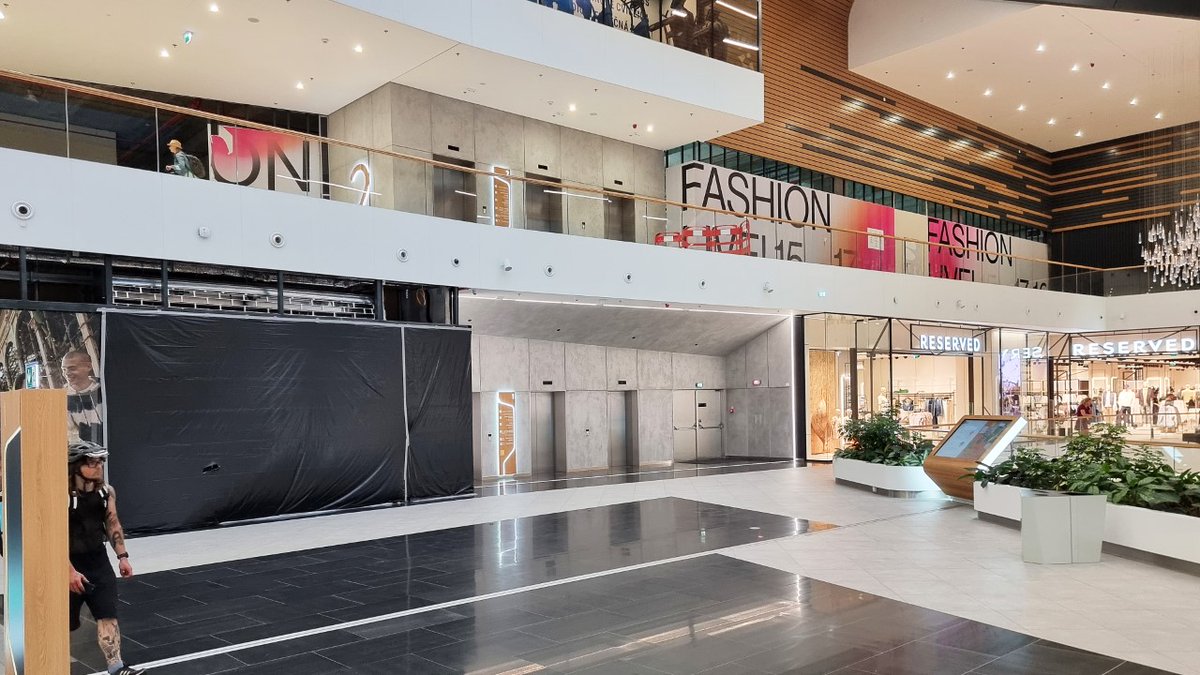 Armourcoat's tweet photo. An outstanding installation of @Armourcoat KonCrete Polished Plaster from its longstanding partner Karki in beautiful Bratislava in the Nivy Shopping Centre providing a natural #sustainable finish which will last a long time.
#polishedplaster #architecture #design https://t.co/gDldi2RDZM