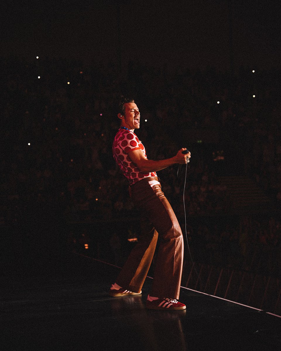StadeFrance's tweet photo. HARRY STYLES DÉBARQUE AU STADE DE FRANCE 🔥🔥🔥

En raison de l’incroyable demande, la superstar internationale @Harry_Styles a annoncé poursuivre sa tournée Love On Tour et s'arrêtera le 1er juin 2023 au... Stade de France ! 

📸 Anthony Pham

[1/2] https://t.co/0P0pU3N2t0