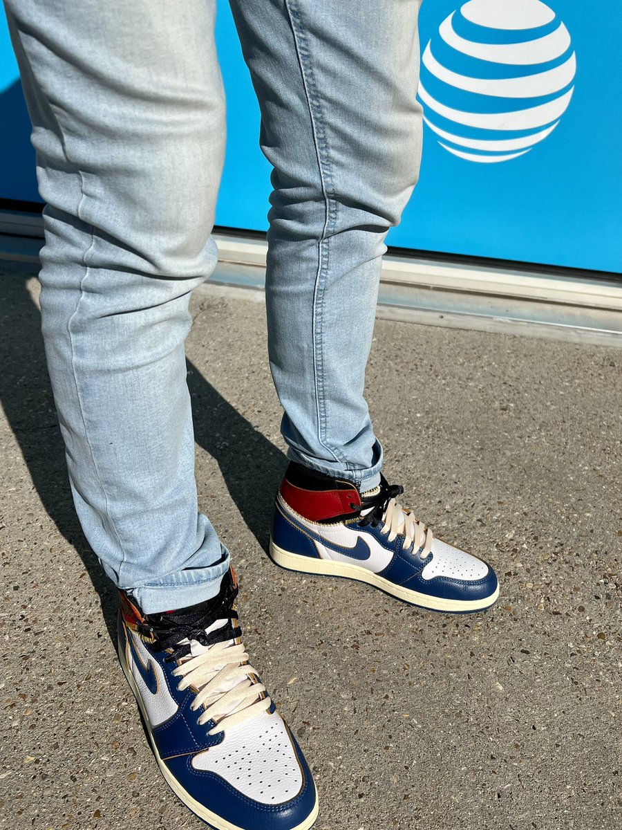 Ant_Montoya's tweet photo. #FreshKicksFriday Daily check in with my brotha @NTX_Diggs ! AJ1 all month long! I wouldn’t wait, had to Un-Ds these bad boys today🔥#WhatsOnFeet #AttKicks #WorkKicks #LifeAtAtt https://t.co/Q4ugJnruox