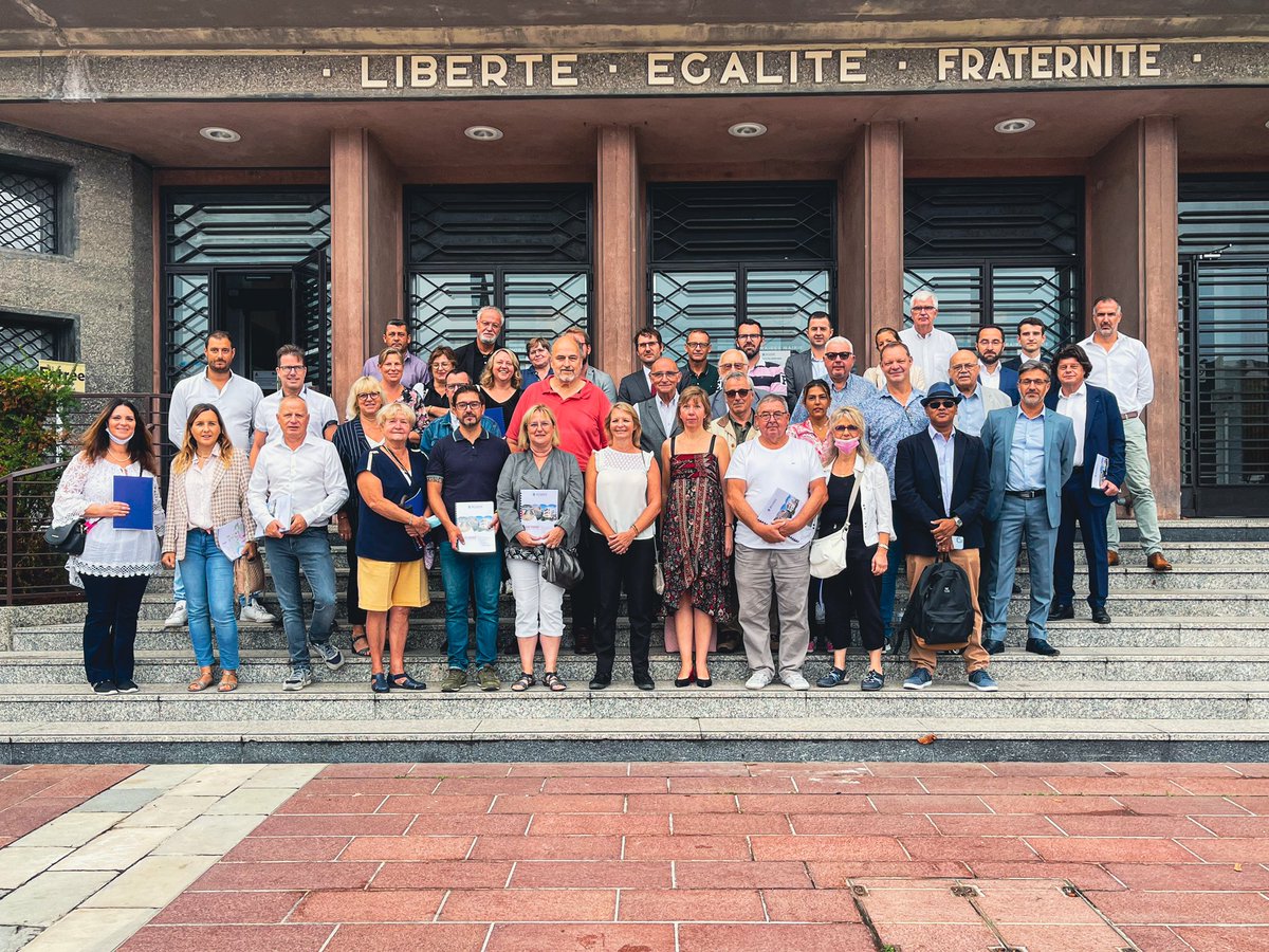 villepoissy's tweet photo. Du #PSGTrainingCenter à la pointe Robespierre, en passant par l’école Fournier, Le Hamo et la Villa Joséphine, Sandrine Berno Dos Santos a passé en revue les principaux chantiers de l’été à Poissy, accompagnée d'élus, services et entreprises.
+ d'infos : https://t.co/rf2h8VpLVF https://t.co/gmIGy3U2tu