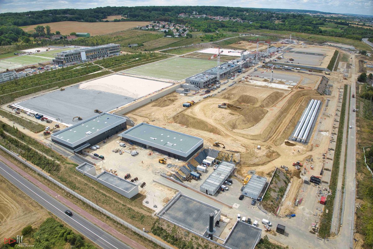 villepoissy's tweet photo. Du #PSGTrainingCenter à la pointe Robespierre, en passant par l’école Fournier, Le Hamo et la Villa Joséphine, Sandrine Berno Dos Santos a passé en revue les principaux chantiers de l’été à Poissy, accompagnée d'élus, services et entreprises.
+ d'infos : https://t.co/rf2h8VpLVF https://t.co/gmIGy3U2tu