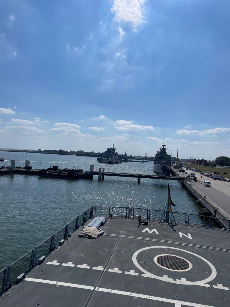 deu_flotilla2's tweet photo. Diese Woche hat der ehem. Innen-Staatsskretär des @saarland_de , O d.R. Seel, @DieReserve Übung in der EF 2 gemacht und sich in die Fähigkeiten von F123,F125, @FgsLog und @CdrDeuNavalAir einweisen lassen. Vielen Dank für den Besuch, Reservisten sind uns immer sehr willkommen 😀👍 https://t.co/LiJ0CozrDM