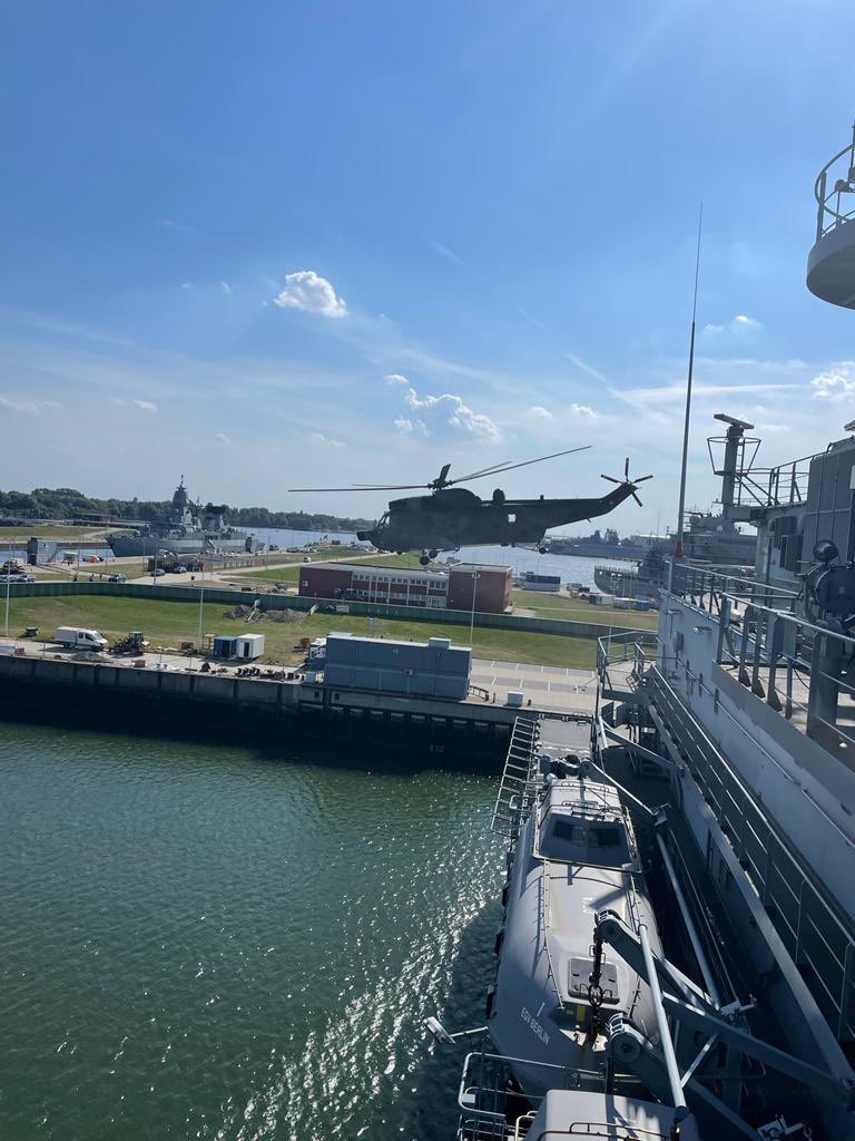 deu_flotilla2's tweet photo. Diese Woche hat der ehem. Innen-Staatsskretär des @saarland_de , O d.R. Seel, @DieReserve Übung in der EF 2 gemacht und sich in die Fähigkeiten von F123,F125, @FgsLog und @CdrDeuNavalAir einweisen lassen. Vielen Dank für den Besuch, Reservisten sind uns immer sehr willkommen 😀👍 https://t.co/LiJ0CozrDM