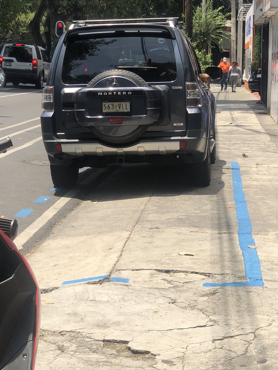 Denuncian en redes que la <a href="/SOBSECDMX/">Secretaría de Obras y Servicios CDMX</a> ha comenzado trabajos de balizado para permitir estacionarse ¡EN LAS BANQUETAS! de división del norte, sí, ahí donde han querido quitar la ciclovia.

¿Se nos está olvidando el artículo 30 del reglamento de tránsito? 
📸<a href="/AbbeyKingsley/">Abbey Kingsley ?🎃</a>