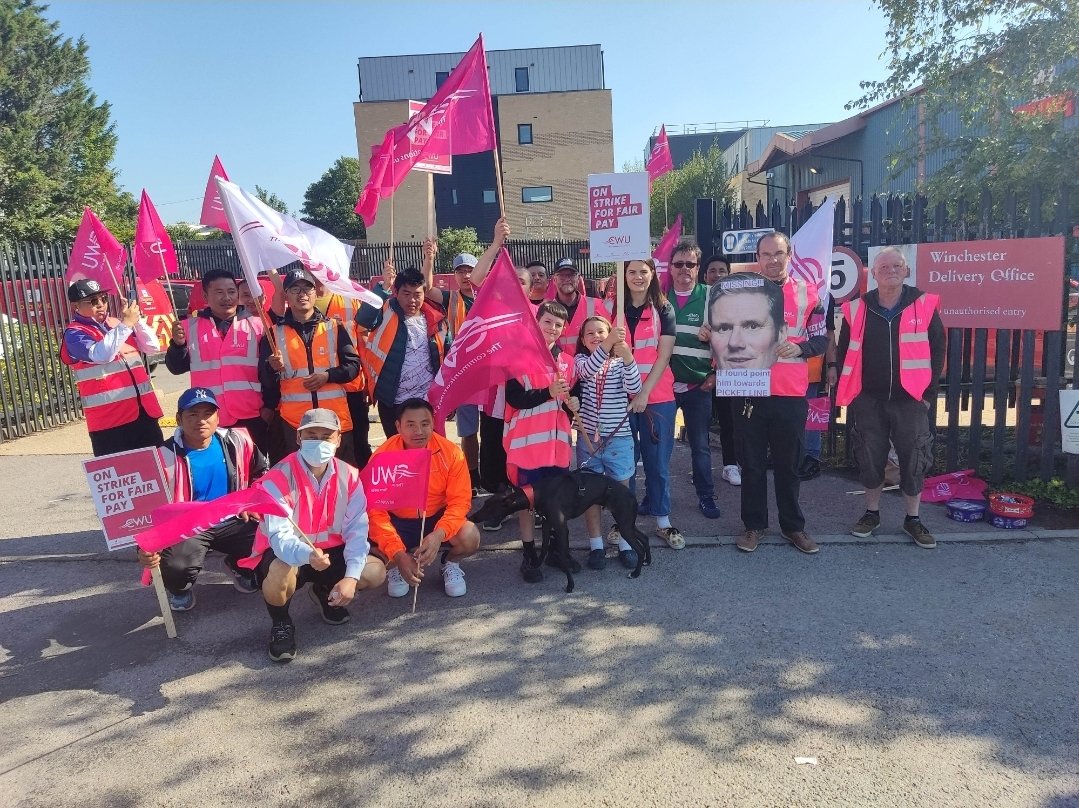 Sir Keir has appeared on a CWU picket line in Winchester!!