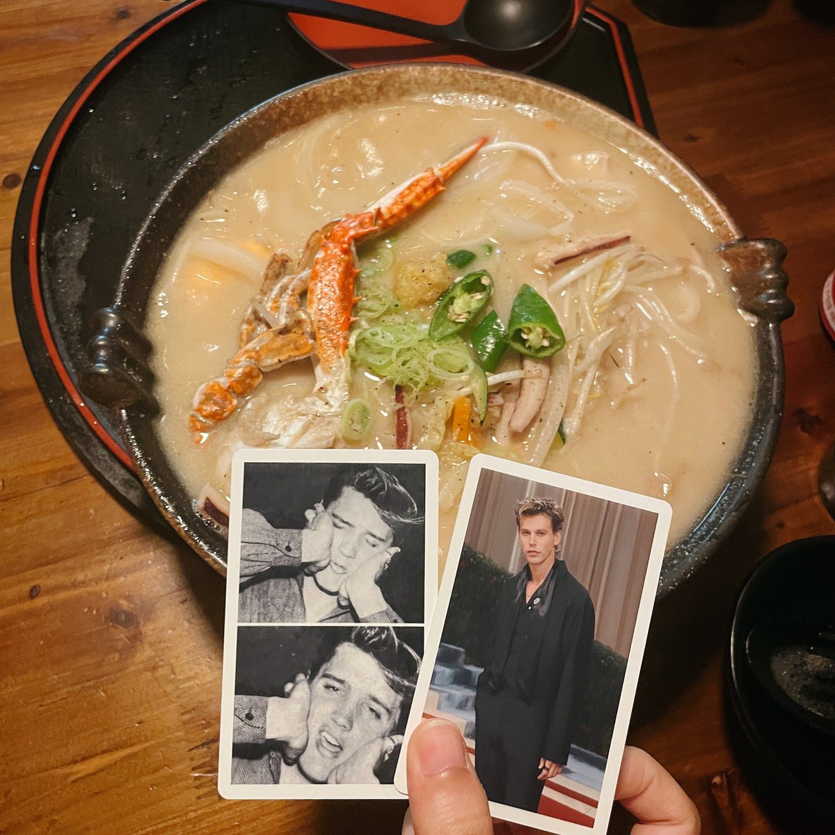 foreveps's tweet photo. 엘탐라 트친들과 같이 예절.. 하고파요
아무도안해줘도 꿋꿋하게 혼자 포티 두개들고 찍는 모습이 갓기천사파는 트친들 사이에서 외롭게 겉돌고있는 나의모습같아서 슬퍼 https://t.co/UjRWKEM5mH