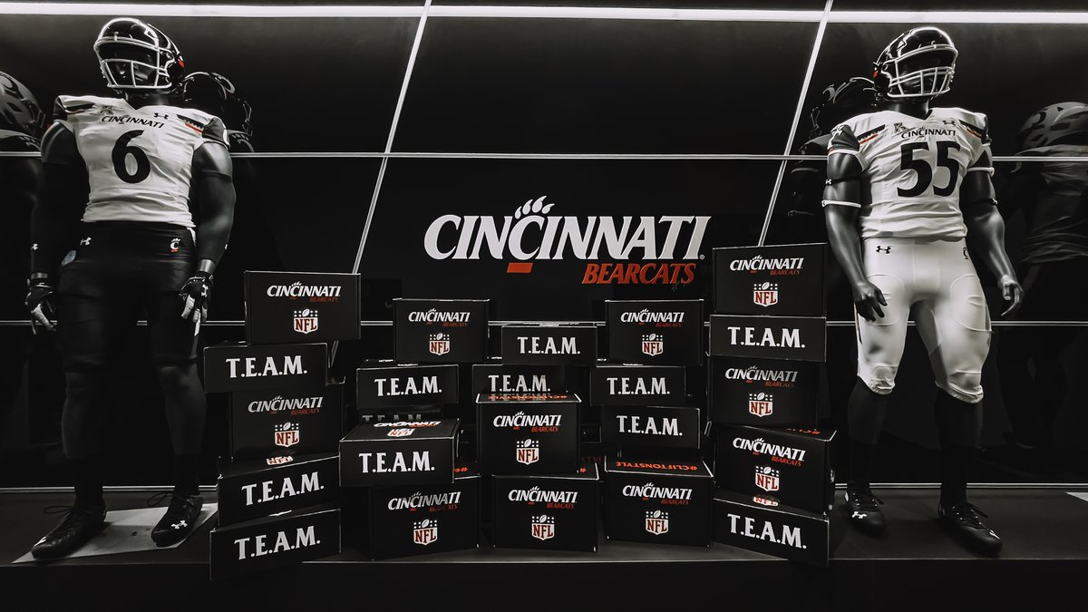 GoBearcatsFB's tweet photo. Gotta represent at the next level‼️
New #Bearcats gear is en route to our @NFL guys. https://t.co/dyyjUM8jiq