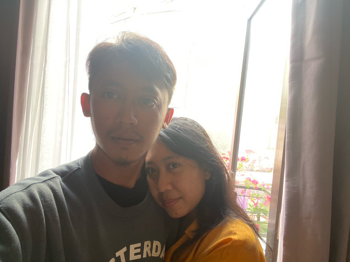 dyatpraba's tweet photo. jarang-jarang selfie tapi tetep ga bisa senyum 😂😂😂😂 itulah suamiku 😅😅😅😅 https://t.co/2bTabHgr9t