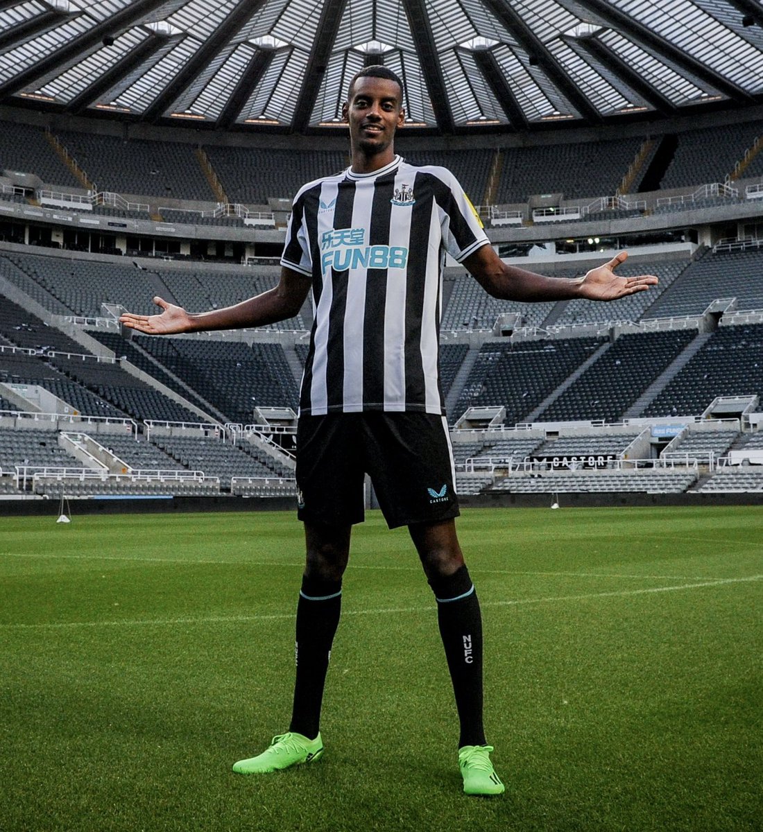 Can we have a picture of these two together?

<a href="/GrmayeBiniam/">Biniam Girmay</a> #AlexanderIsak 🇪🇷