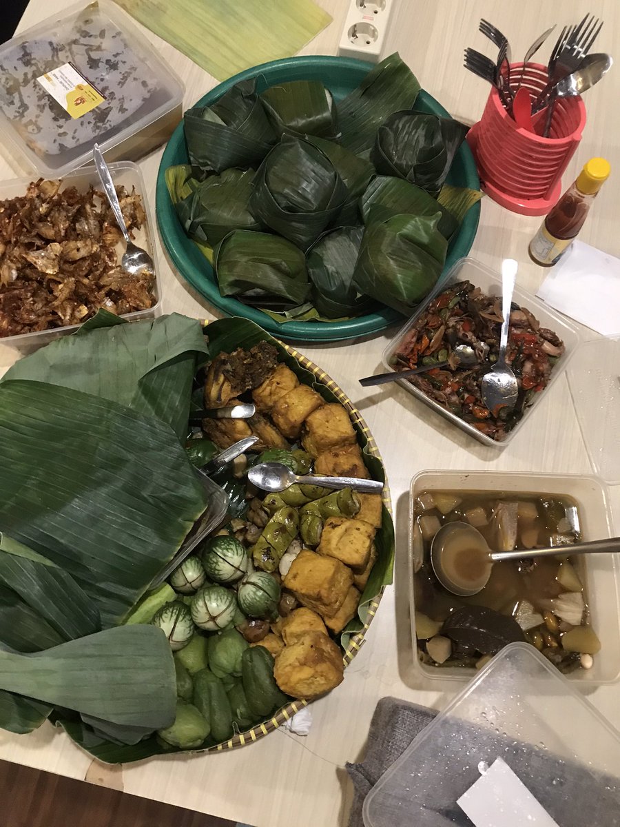 Hari ini ada yang farewell di kantor tapi ngga bawa jco malah bawa sayur asem. Heran~