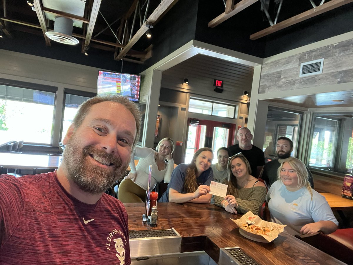 ChilisBrett16's tweet photo. Spent the morning with my bar squad going over new systems to better serve our bar guests! #RaiseTheBar #HoldingItDownInFTown #chilislove @Mikwhittington @CaraLiebman https://t.co/H5SpK9PPZm