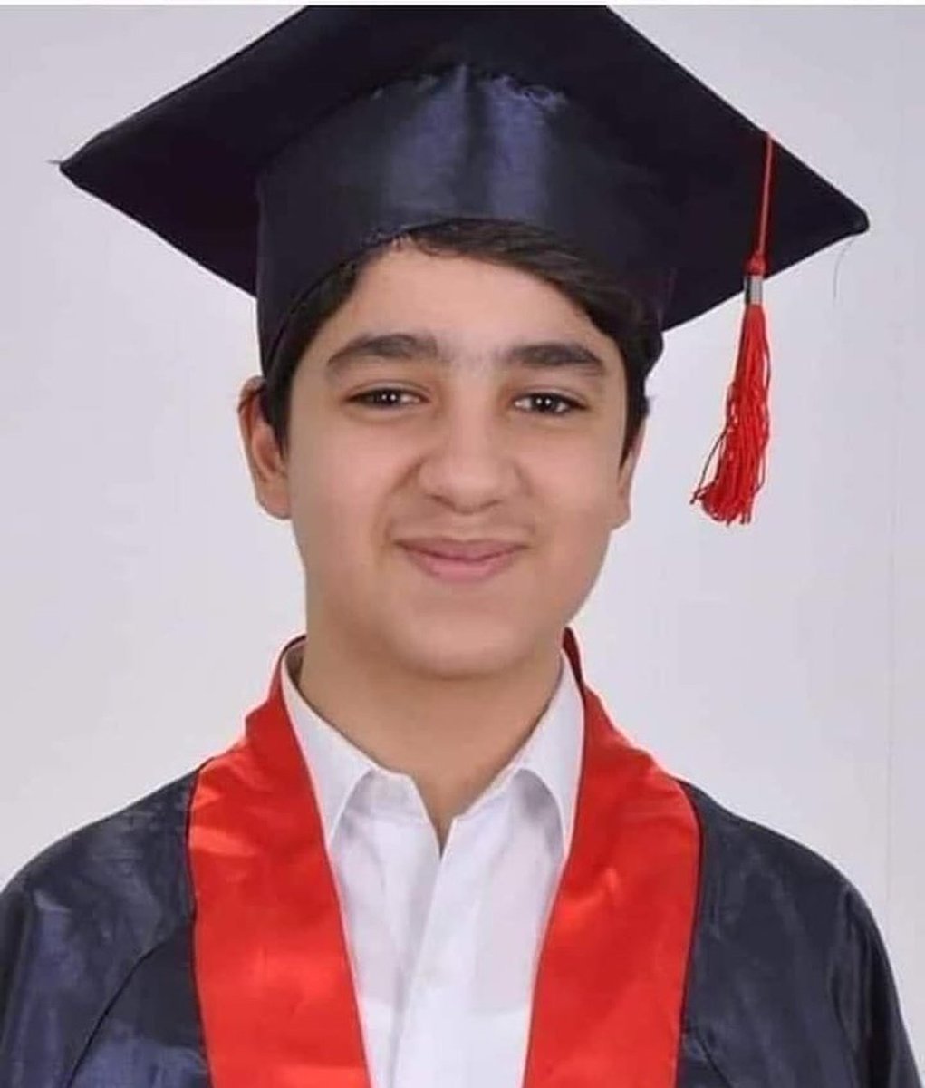 2 yıl önce kaybettiğimiz hekim evladı Yılmaz Bahadır AMAÇ. Ailesine ve sevdiklerine sabırlar dilerim.
"Bu adam benim oğlum; olgun, sevecen, sorumluluk sahibi, makûl, mantıklı. Daha 15'inde, 3 yaşından beri yüzdüğü havuzda boğuldu. 
Odasında fişe takılı elektrikli alet bırakmaz,