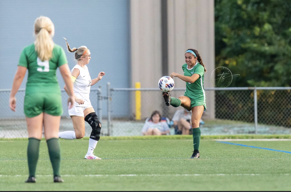 cchssports's tweet photo. Our attack has put together 15 goals in their first 3 matches. However, this defense with goal keeper Katherine Skinner deserves a shoutout. This defense has given up 0 goals so far! ☘️💪 https://t.co/MYmRRUTPE3