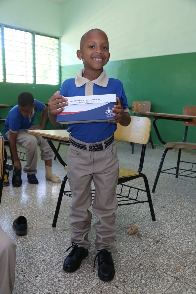 VictorCastro_RD's tweet photo. Este programa del Instituto Nacional de Bienestar Estudiantil, @INABIERD, impactará a unos 5,023 centros educativos a nivel nacional, en especial, a los de mayor vulnerabilidad.
#INABIERD #UtileríaATiempo #UnNuevoBienestar https://t.co/aPe6f1T2WK