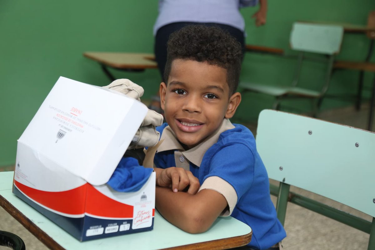 VictorCastro_RD's tweet photo. Este programa del Instituto Nacional de Bienestar Estudiantil, @INABIERD, impactará a unos 5,023 centros educativos a nivel nacional, en especial, a los de mayor vulnerabilidad.
#INABIERD #UtileríaATiempo #UnNuevoBienestar https://t.co/aPe6f1T2WK