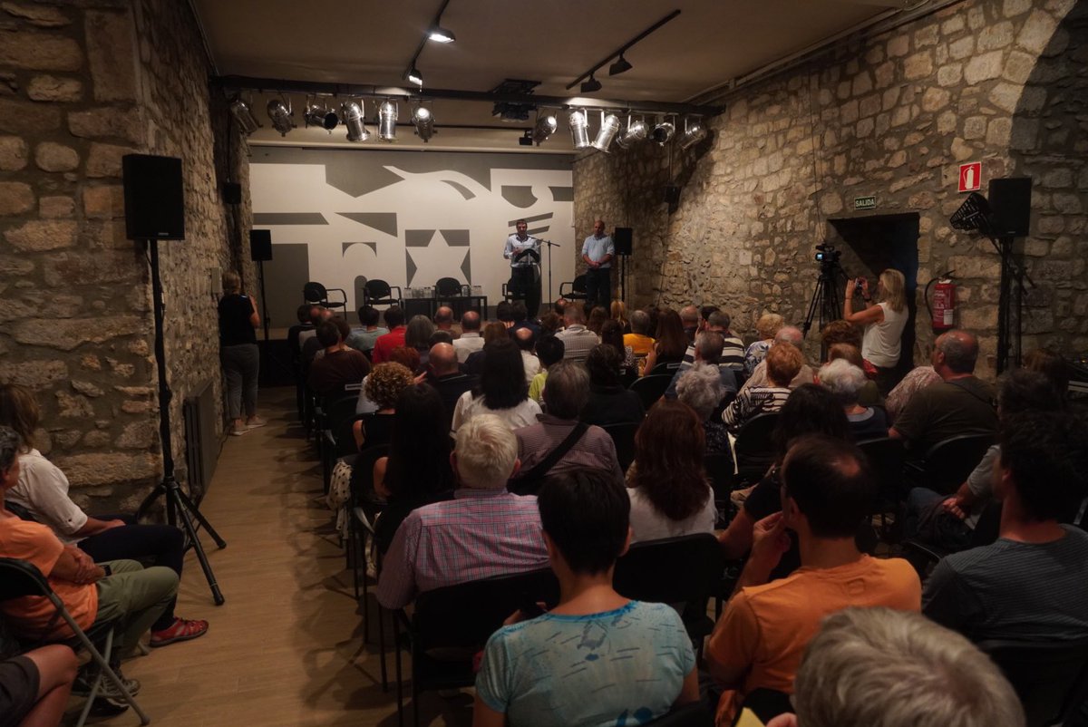 Periodistas y corresponsales de guerra analizan la guerra en Ucrania y cuál es la situación política en Europa 🇪🇺 en estas jornadas de #PeriodismoDeAltura coordinadas por <a href="/EnriqueSerbeto/">Enrique Serbeto</a>. 

🆕 El Centro Cultural inaugura, en esta cita, el mural del artista Santiago Arranz 🎨