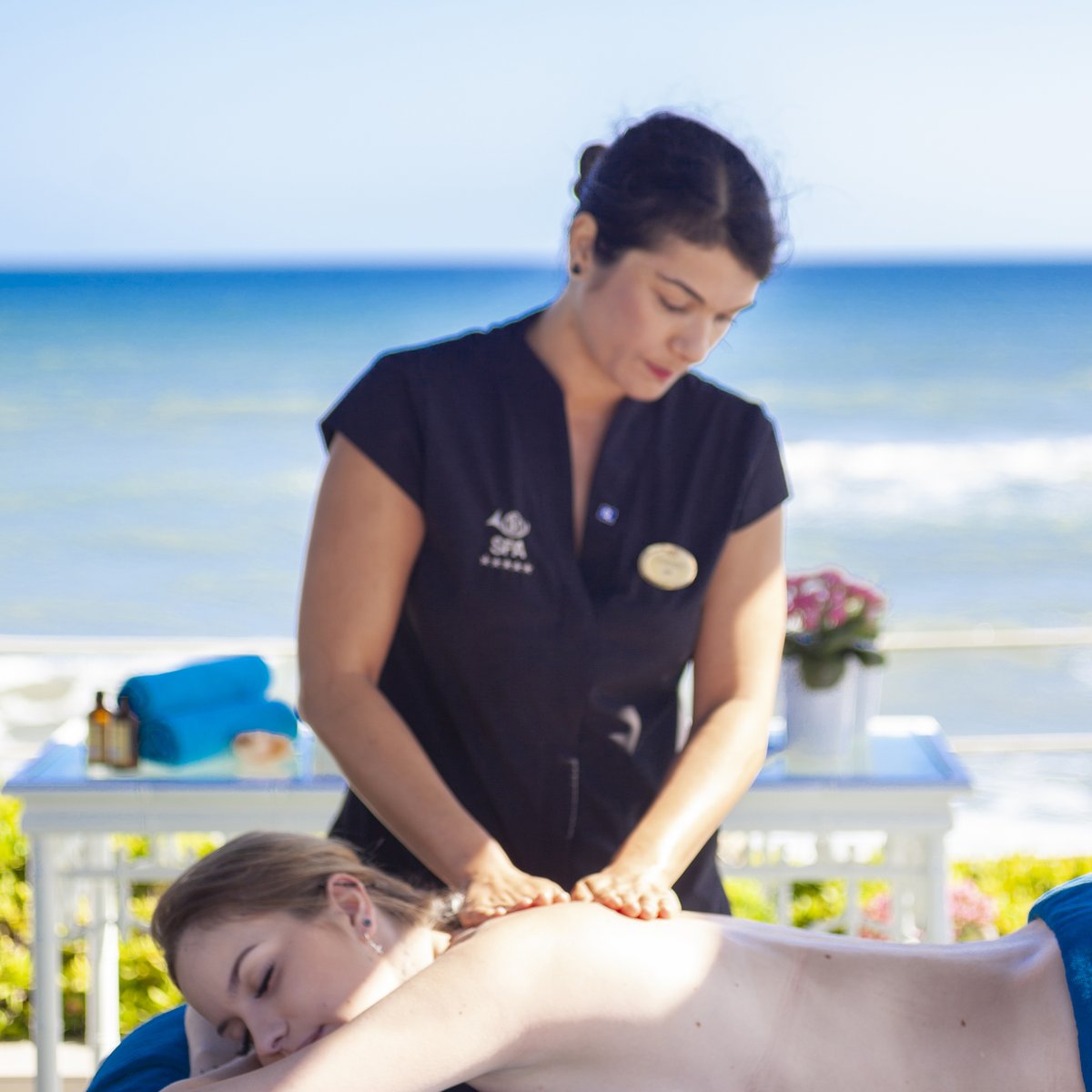 LaCabaneClub's tweet photo. Relax feeling the sea breeze and listening to the waves🌊 while enjoying a massage by our therapists at #LaCabaneBeachClub🌴

⛵️Book now: reservas@clublacabane.com | ☎️ +34 952 76 27 20 https://t.co/do7TO2B2Uc