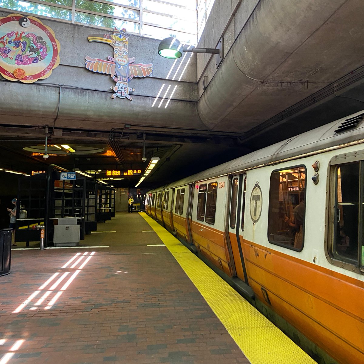 Need help getting through the #OrangeLine shutdown?
🚋 Visit <a href="/MBTA/">MBTA</a>'s website (mbta.com/bbt2022) for info, the translated "Rider's Guide to Planning Ahead," &amp; use their Trip Planner. MBTA also opened a 24/7 phone line with interpretation services; 📞 617-222-3200
⬇️thread