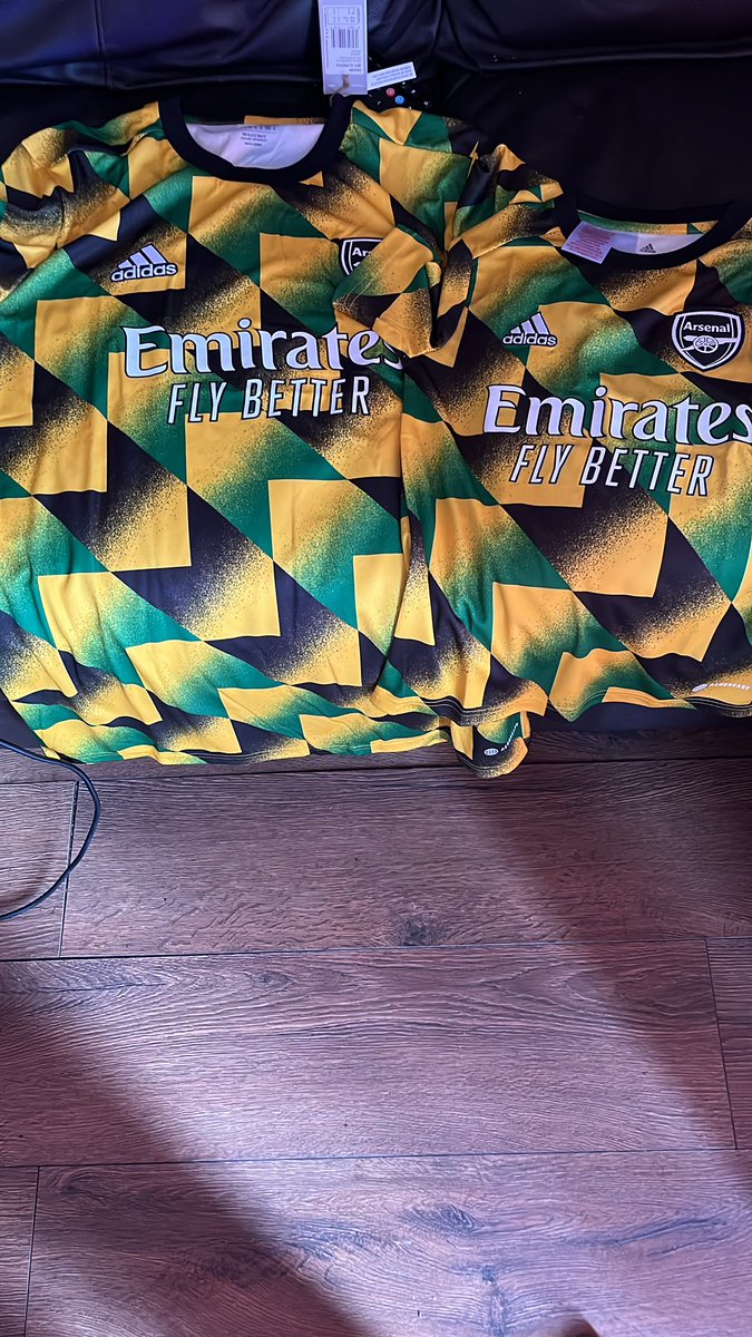Michell_writes's tweet photo. @Arsenal you got me! As soon as the 🇯🇲 inspired apparel dropped I was at The Armoury copped two shirts for the boys. #jamaica #arsenal #perfectunion  COYG https://t.co/z0MzrnPHwy